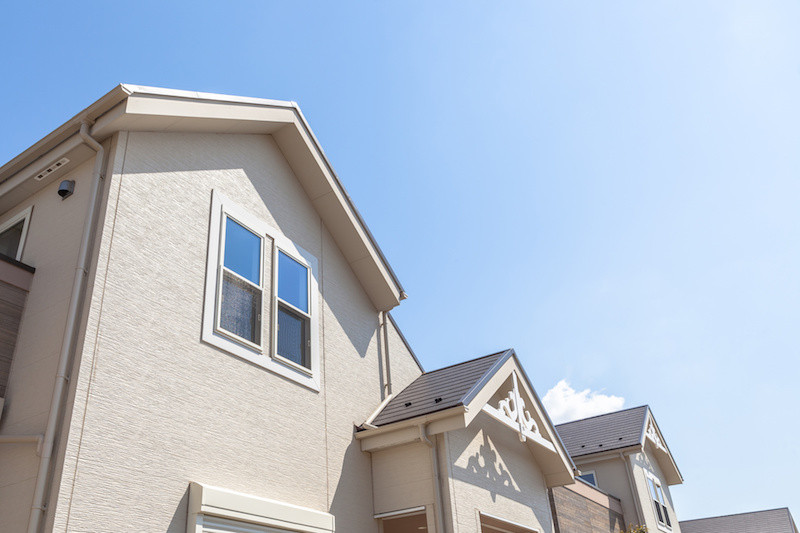 明るいベージュ色の外壁の家